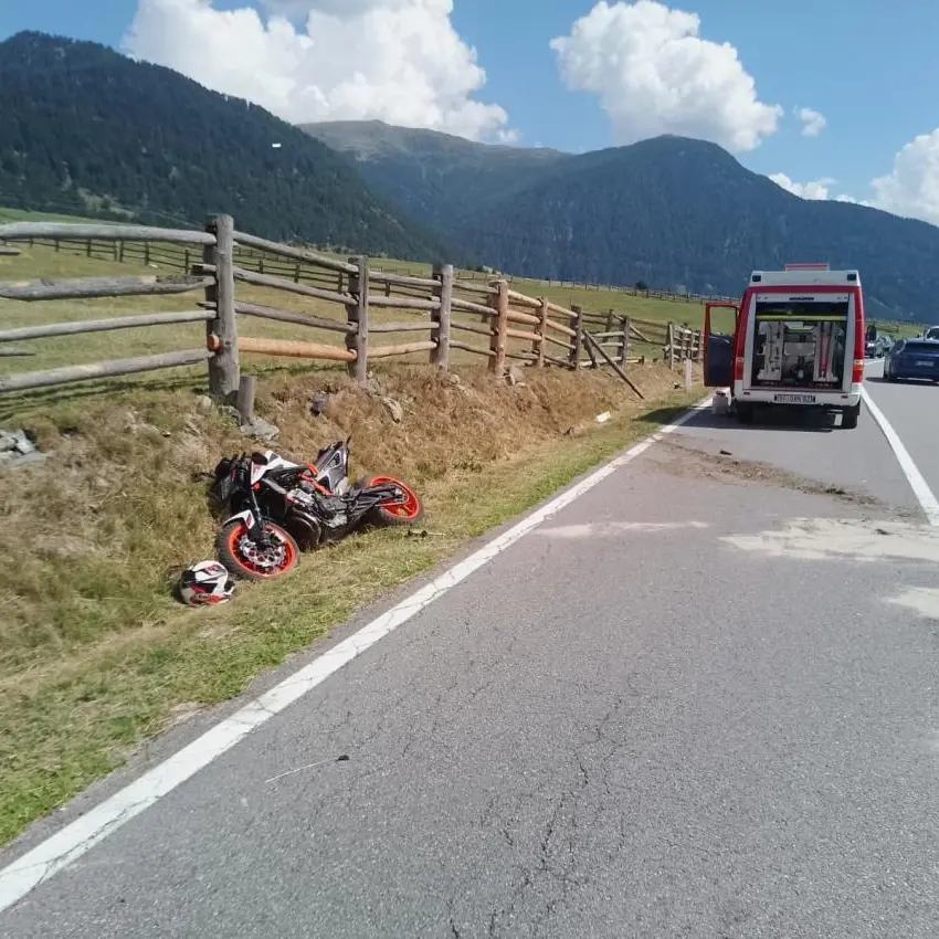 Moto fuori strada a San Valentino: sbatte contro una recinzione