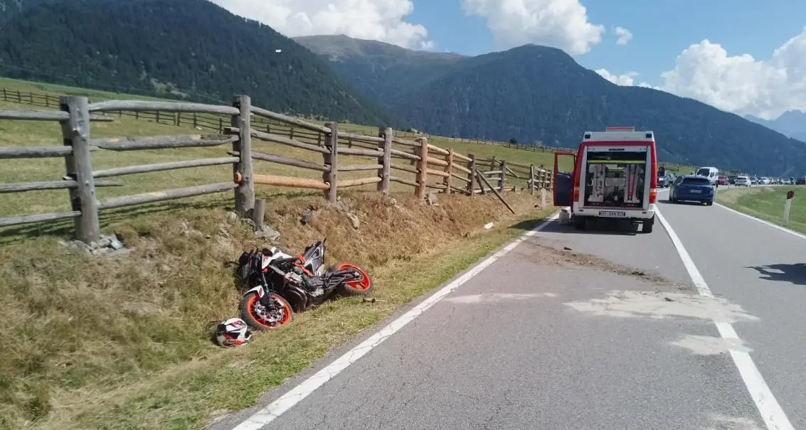 Moto fuori strada a San Valentino: sbatte contro una recinzione