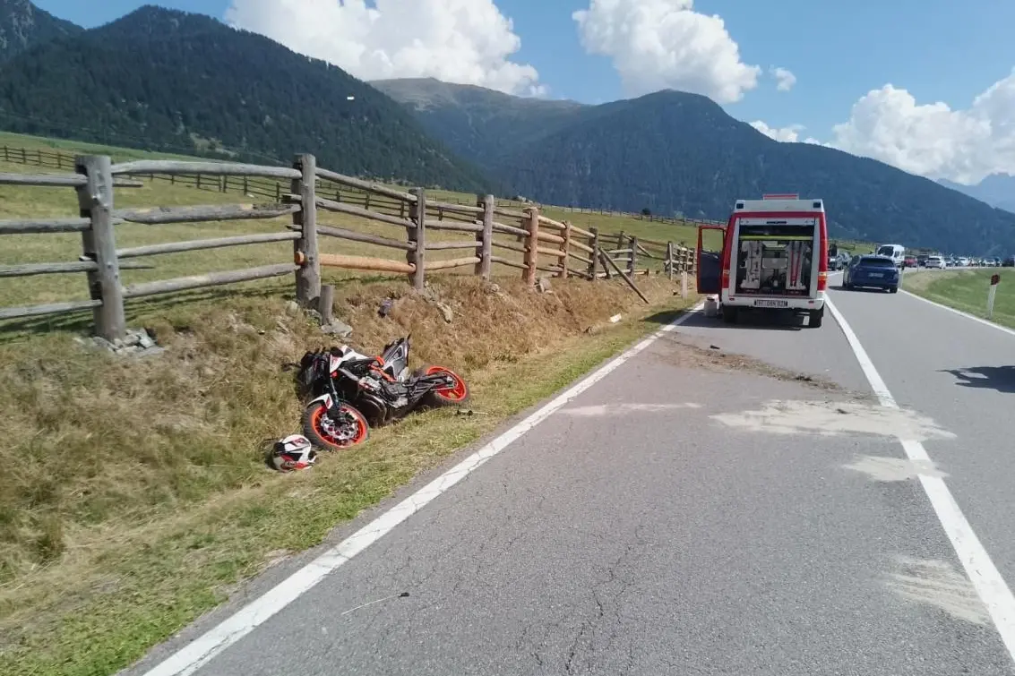 Moto fuori strada a San Valentino: sbatte contro una recinzione