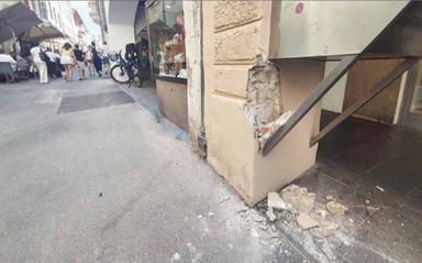 Portici sfregiati dai corrieri: a rischio il patrimonio storico