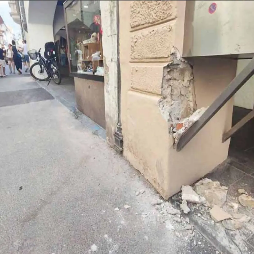 Portici sfregiati dai corrieri: a rischio il patrimonio storico