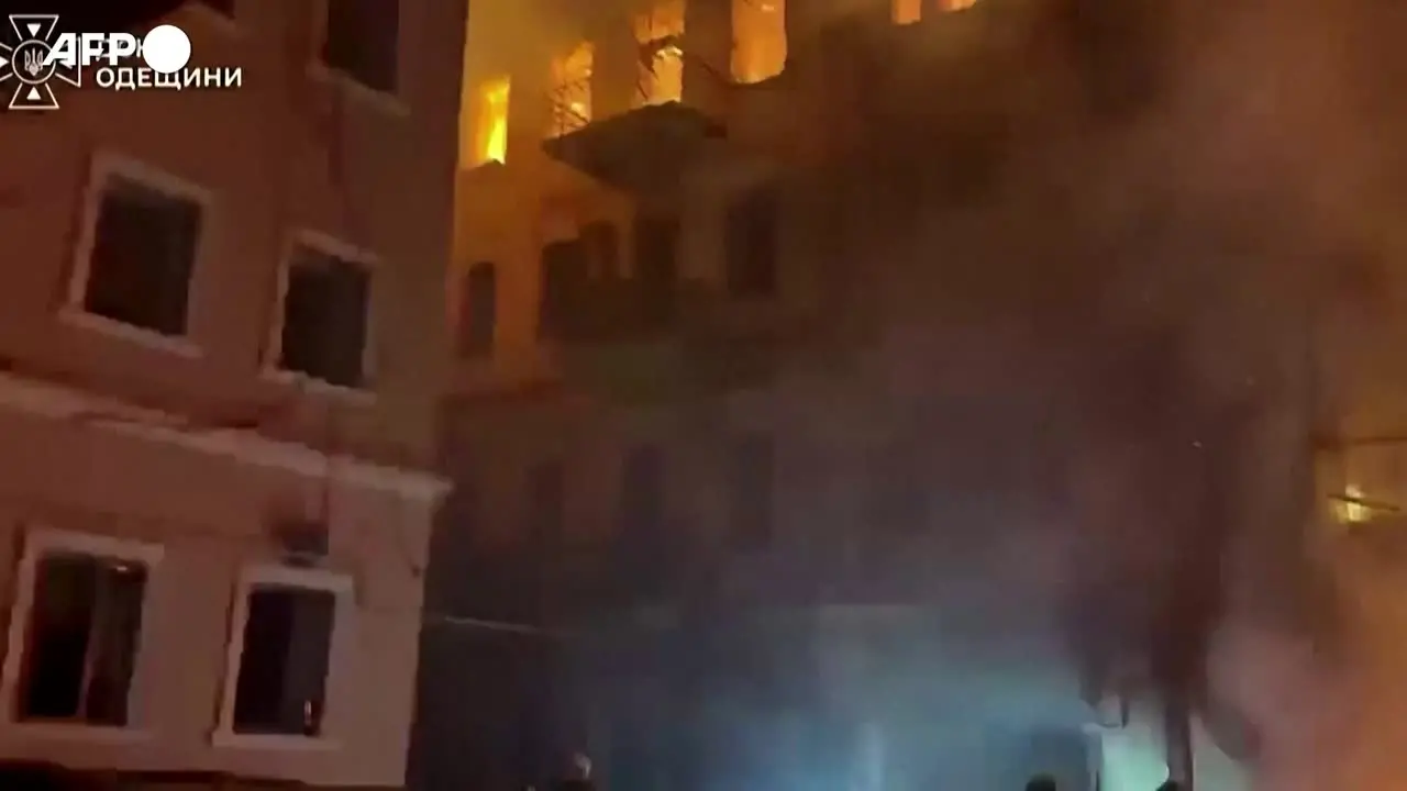 Odessa sotto attacco, i soccorritori in azione