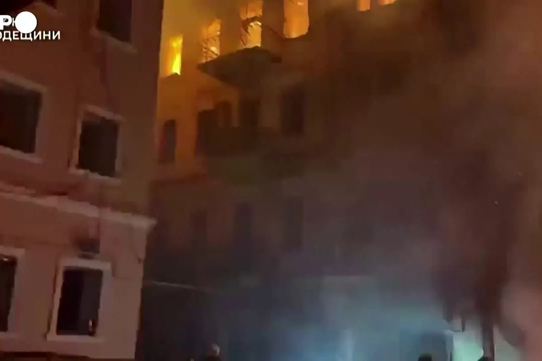 Odessa sotto attacco, i soccorritori in azione