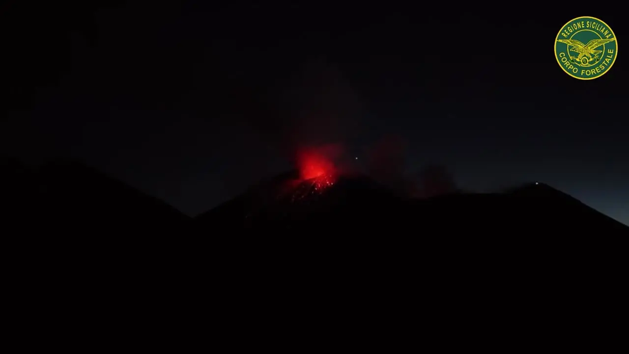 Etna, esplosioni e colate ad alta quota. L'aeroporto di Catania verso la normalità