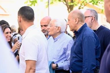 Mattarella tra la gente: strette di mano e saluti dopo la messa