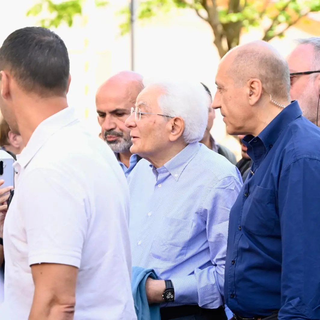 Mattarella tra la gente: strette di mano e saluti dopo la messa