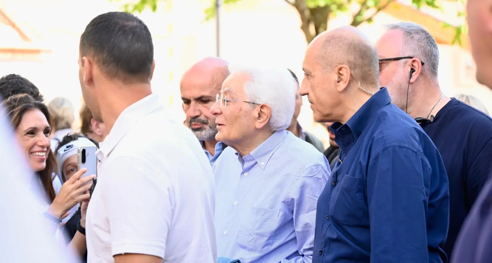 Mattarella tra la gente: strette di mano e saluti dopo la messa