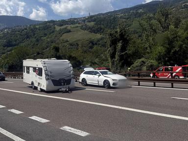 Paura in A22, roulotte si stacca dall’auto in corsa