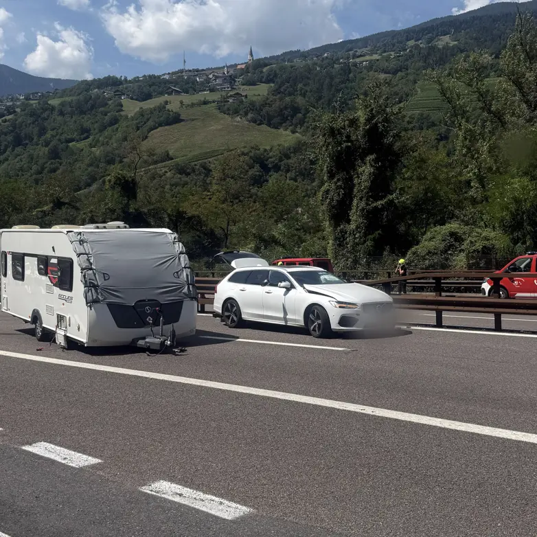 Paura in A22, roulotte si stacca dall’auto in corsa