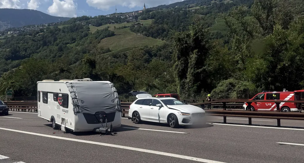 Paura in A22, roulotte si stacca dall’auto in corsa