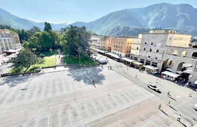 Piazza Vittoria senza bancarelle: più spazio, ma ambulanti divisi