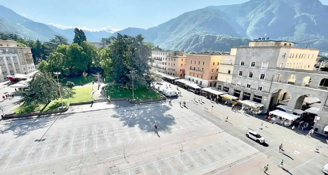 Piazza Vittoria senza bancarelle: più spazio, ma ambulanti divisi