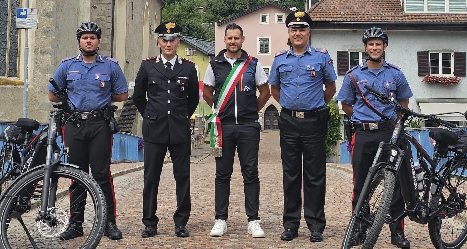 Valle Isarco, i carabinieri salgono in e-bike: controlli anche nei centri storici