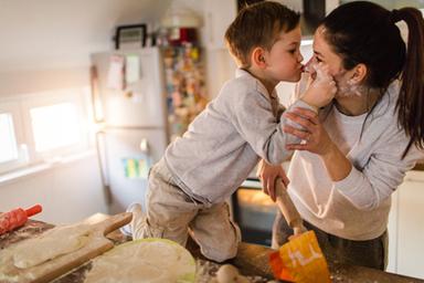 «Curare i figli non è un lavoro», polemica in Austria. Il cancelliere Stocker si scusa