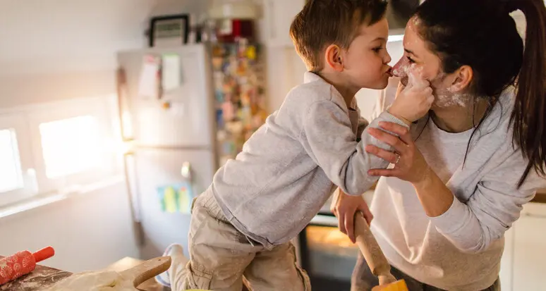 «Curare i figli non è un lavoro», polemica in Austria. Il cancelliere Stocker si scusa