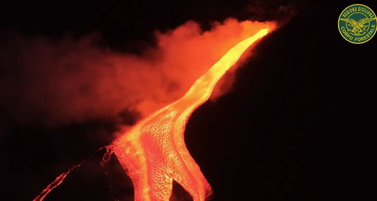 Nuova bocca eruttiva sull'Etna, si è aperta nella Valle del Bove