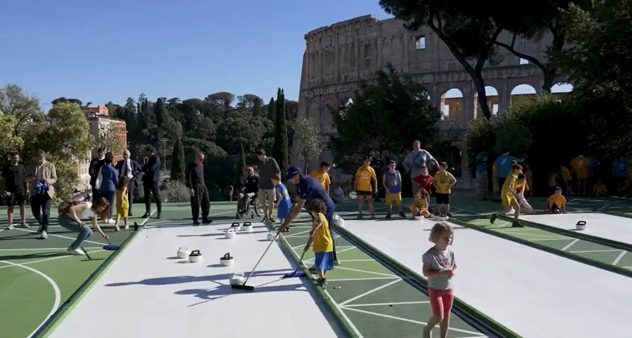 Curling con vista Colosseo, uno sport invernale sfida il caldo di Roma