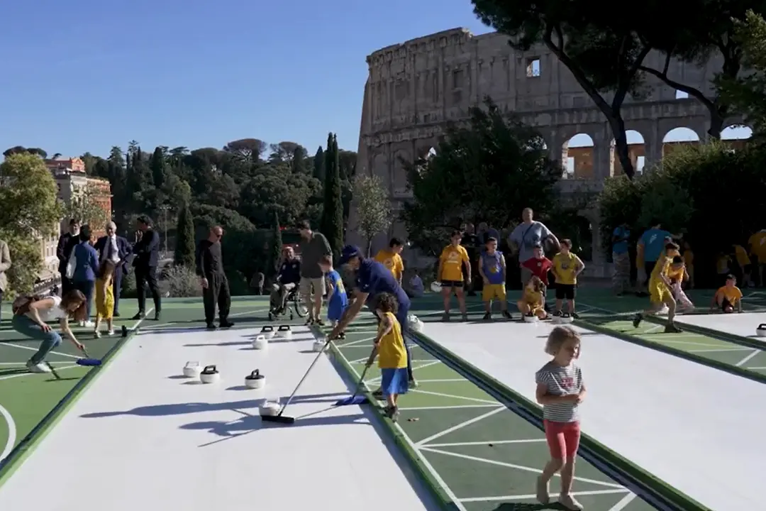 Curling con vista Colosseo, uno sport invernale sfida il caldo di Roma