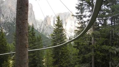 Interruzione sulla Fly Line in Val di Fassa: dodici persone sospese nel bosco