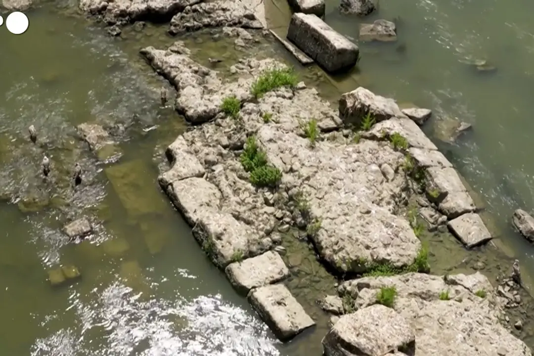 Dal Tevere in secca riemergono i resti di un ponte romano