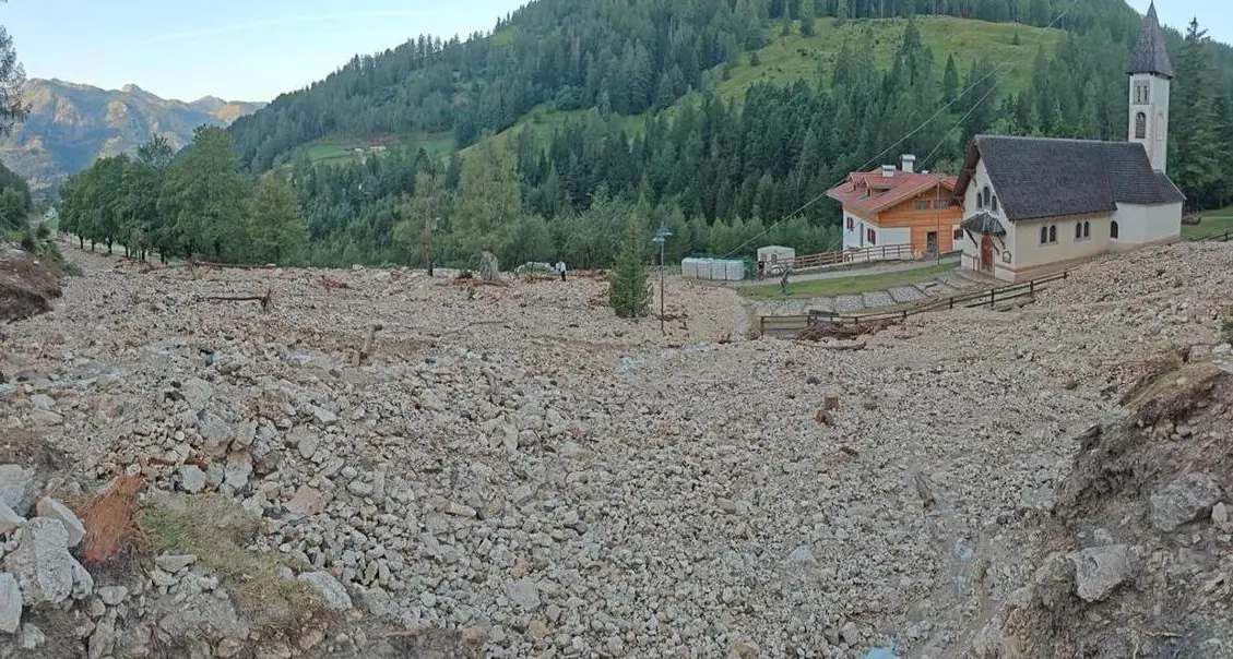 Frana di detriti a Pampeago: 8.000 metri cubi sulla provinciale