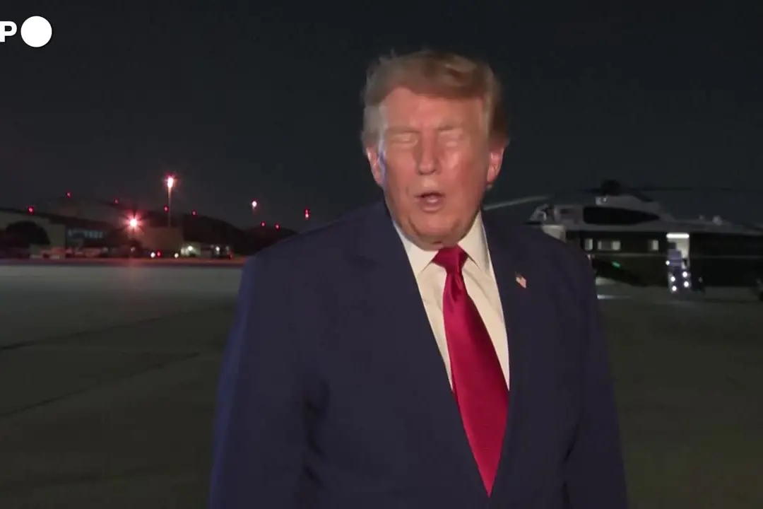 Trump: \"Ho cambiato aereo perché me lo ha chiesto il Secret Service\"