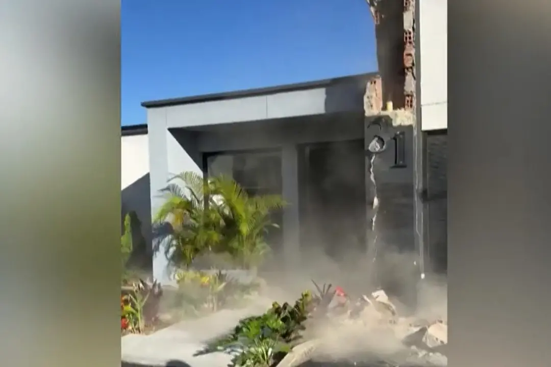 Terremoto in Colombia: famiglia assiste al crollo di parte della propria casa