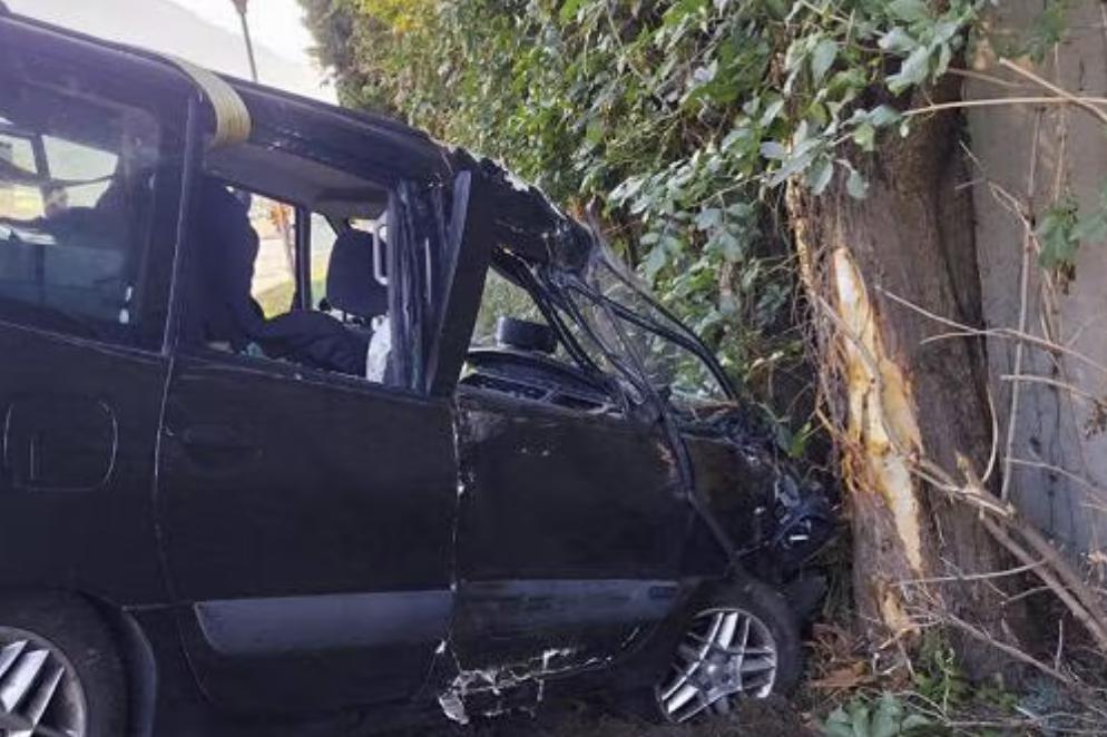Rablà, auto fuori strada: cinque persone ferite