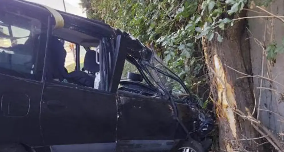 Rablà, auto fuori strada: cinque persone ferite