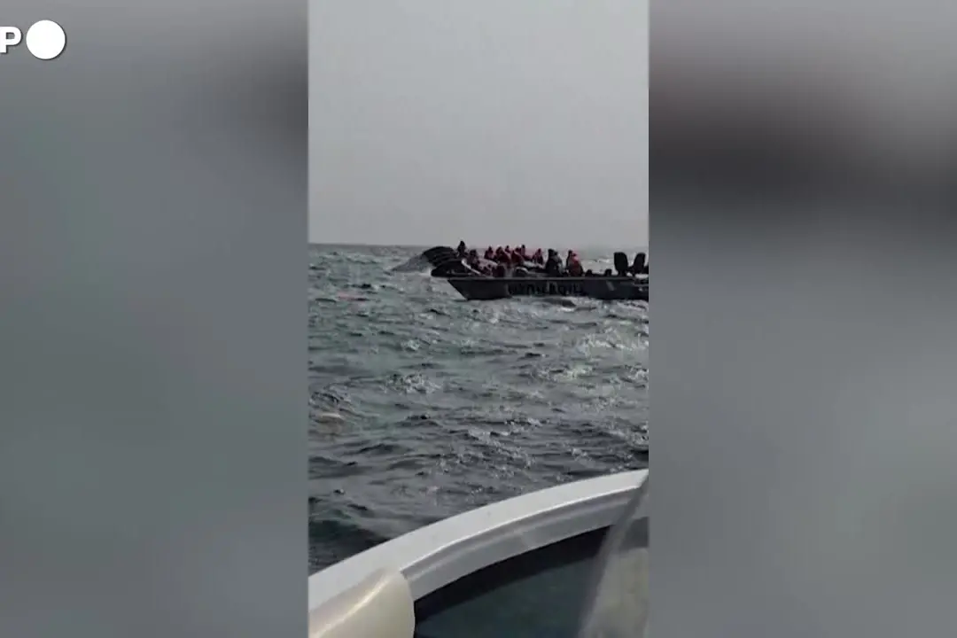 Zimbabwe, traghetto con 95 persone a bordo si ribalta sul lago Kariba