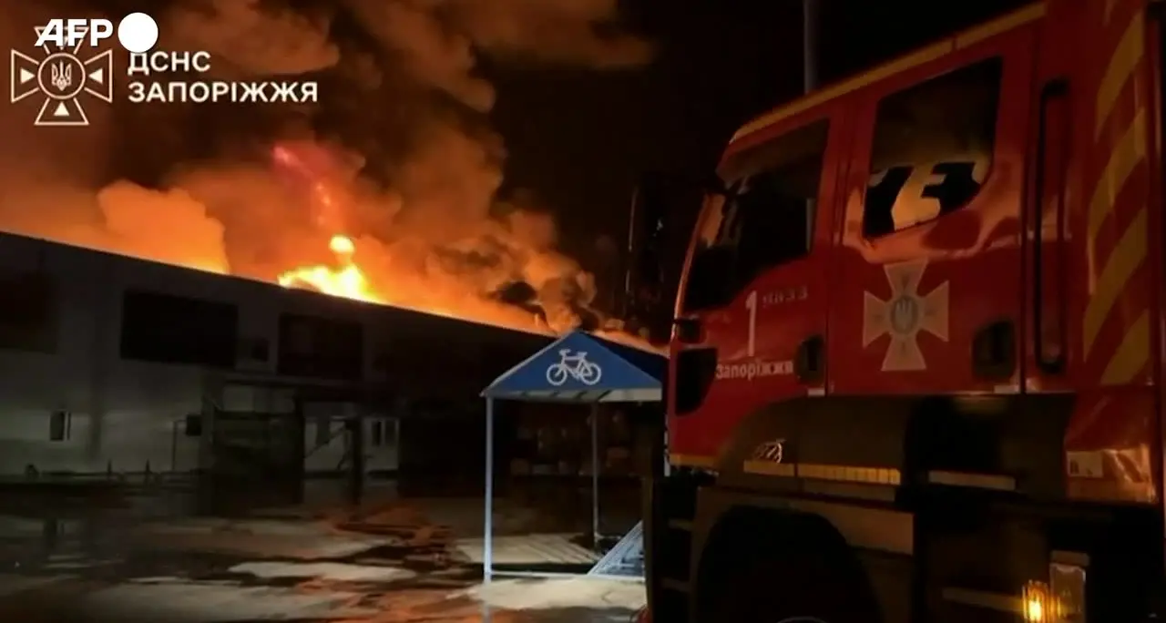 Ucraina, droni russi distruggono centro commerciale a Zaporizhzhia
