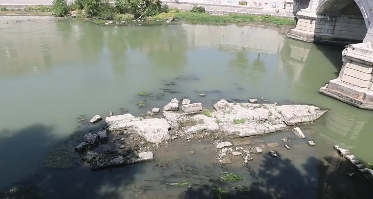 Roma, riemersi dal Tevere resti di un antico ponte romano