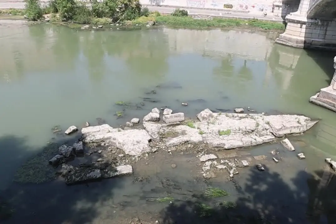 Roma, riemersi dal Tevere resti di un antico ponte romano