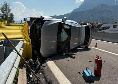 Auto si ribalta sulla Mebo all’uscita di Vilpiano: conducente illeso