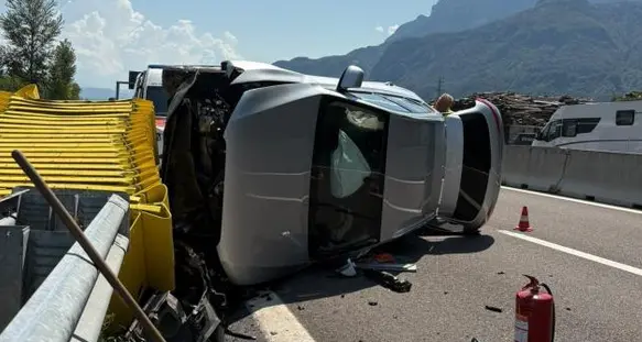 Auto si ribalta sulla Mebo all’uscita di Vilpiano: conducente illeso