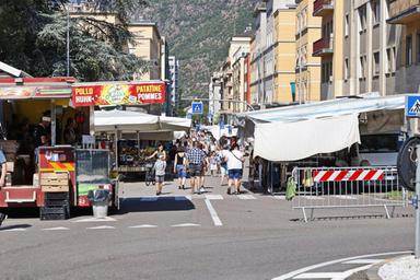 Mercato del sabato, piazza Vittoria diventa parcheggio gratuito per i residenti