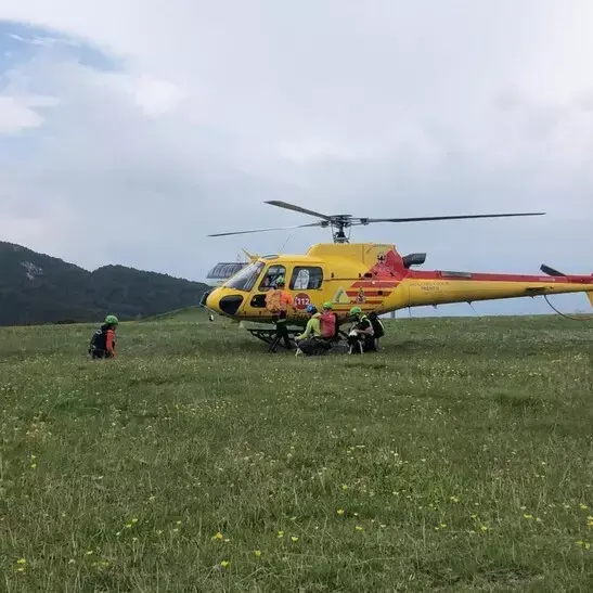 Parapendio si schianta dopo il decollo in Cima d'Asta: pilota ferito
