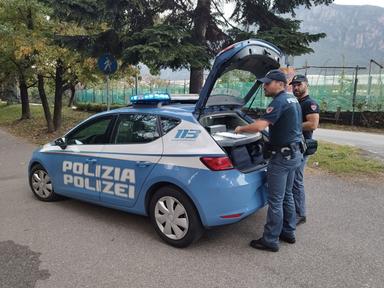 Bolzano, lite in via Goethe e un uomo con un’accetta: cinque denunce