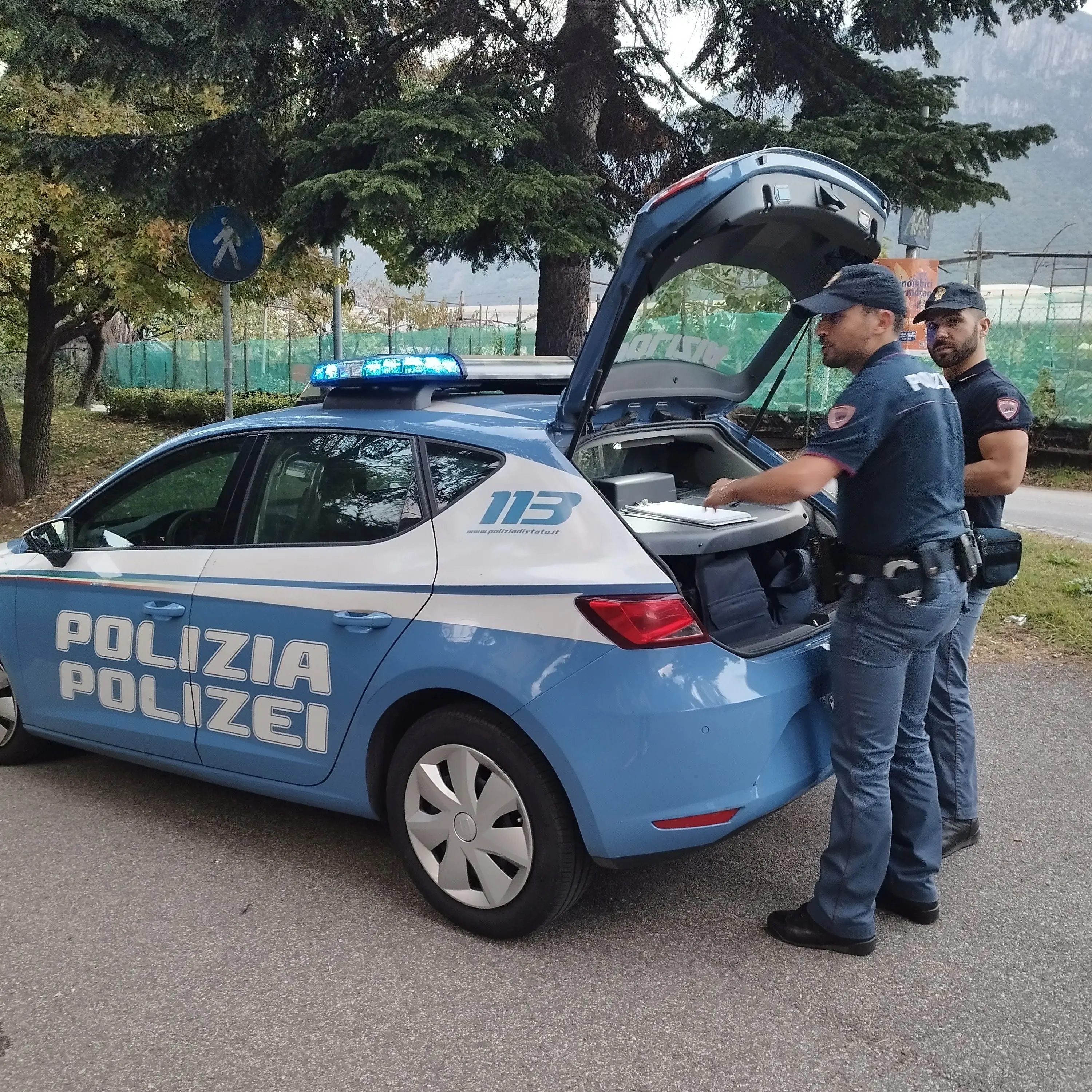 Bolzano, lite in via Goethe e un uomo con un’accetta: cinque denunce