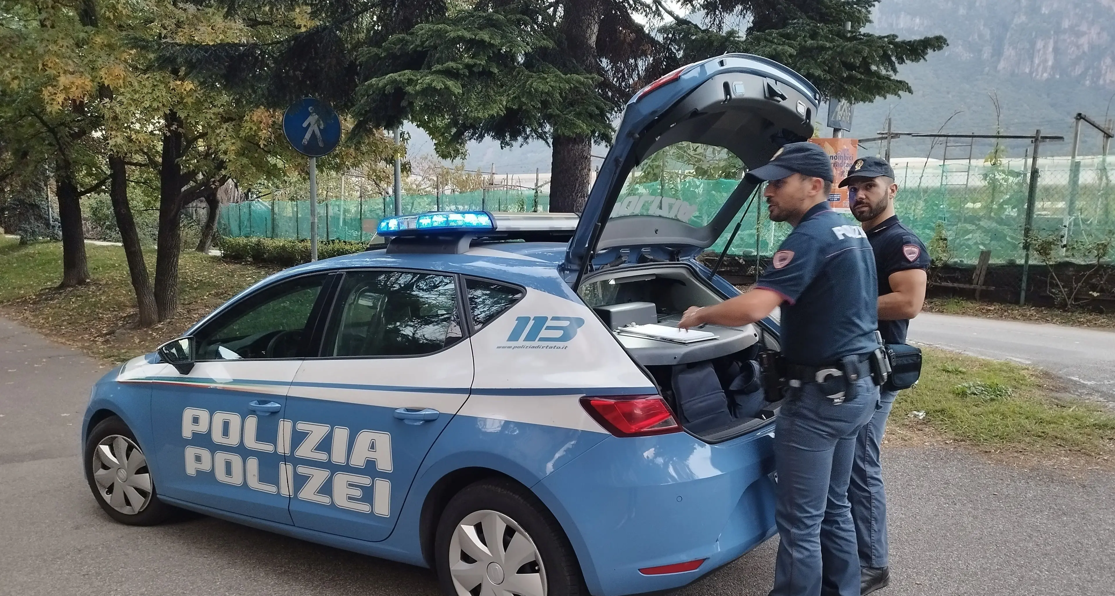 Bolzano, lite in via Goethe e un uomo con un’accetta: cinque denunce