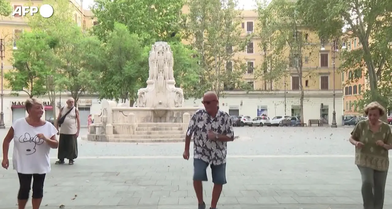 Roma, coppia di anziani balla in piazza a Testaccio: \"Così sfidiamo il caldo\"