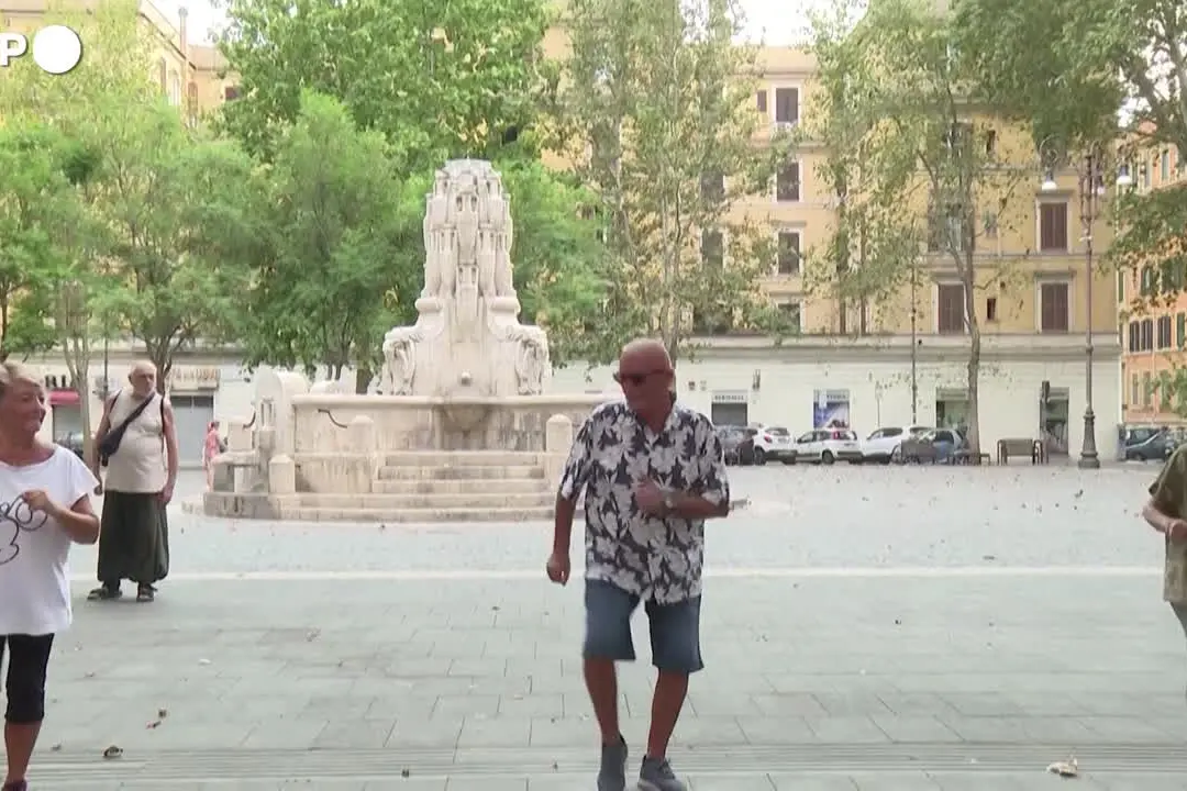Roma, coppia di anziani balla in piazza a Testaccio: \"Così sfidiamo il caldo\"