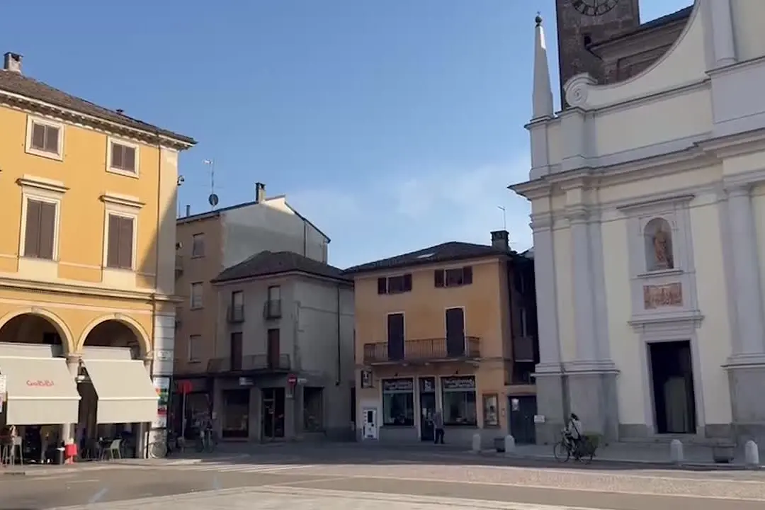 Garlasco ricorda Chiara Poggi con fiori bianchi e una messa