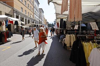 Mercato del sabato, primi correttivi e scoppia la protesta