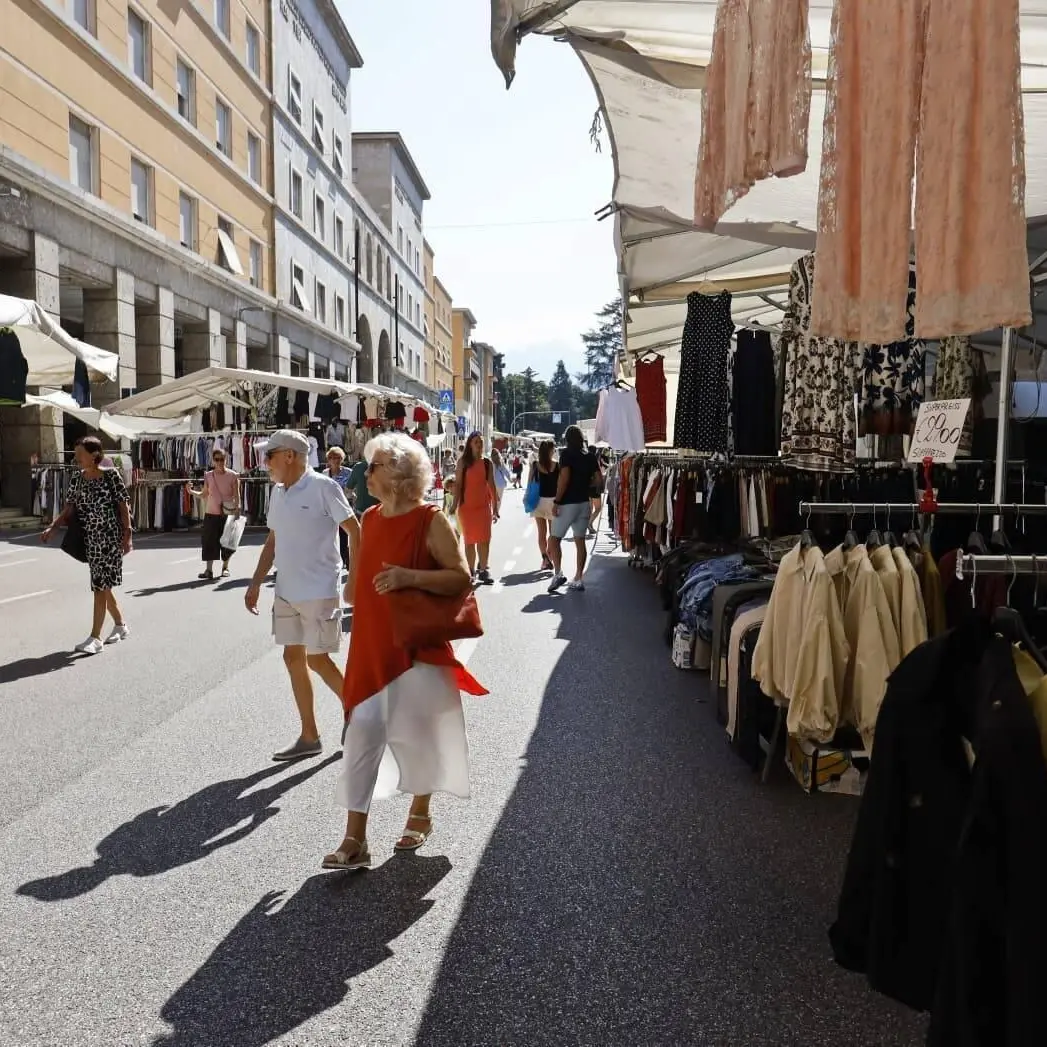 Mercato del sabato, primi correttivi e scoppia la protesta