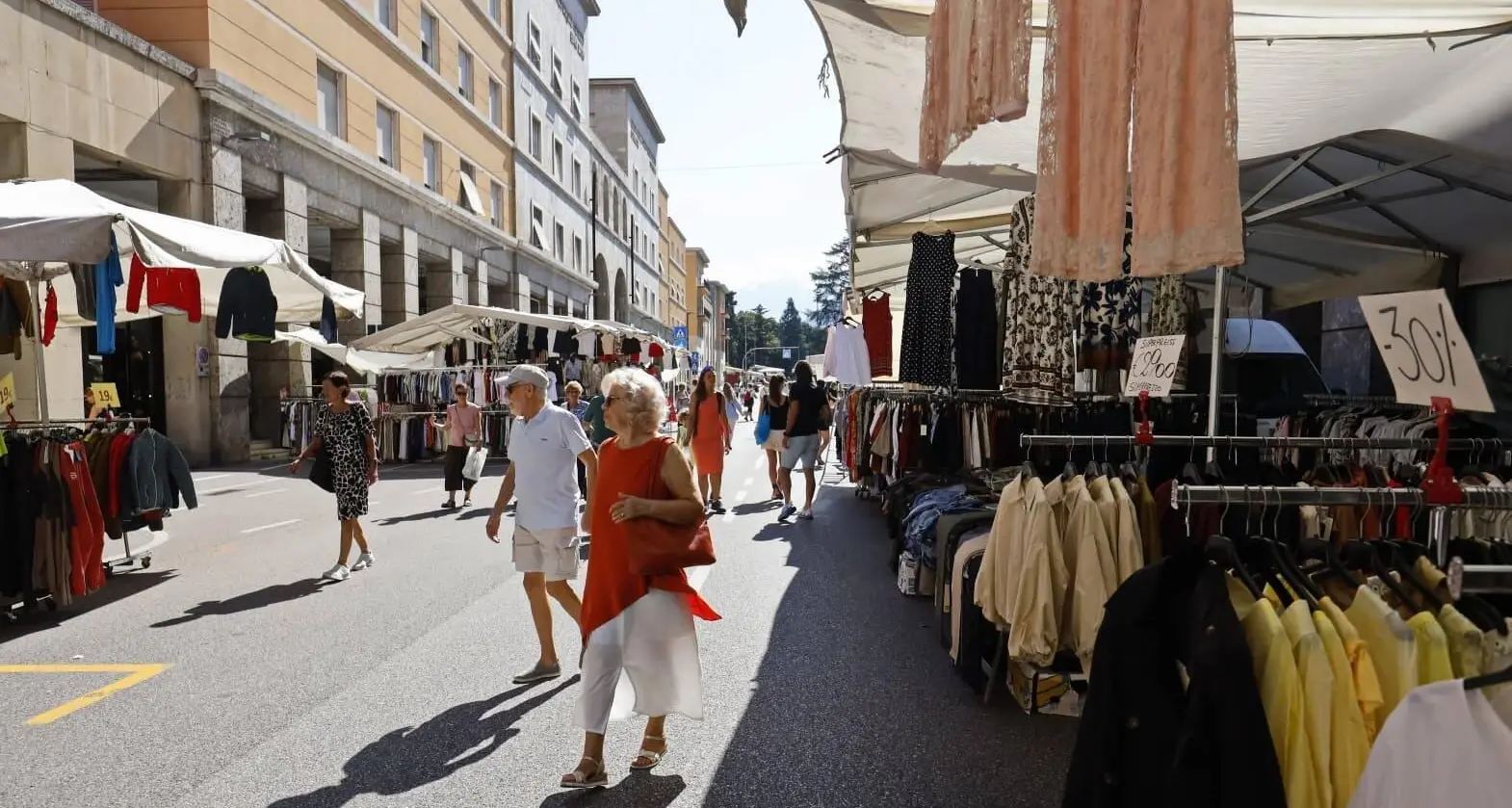 Mercato del sabato, primi correttivi e scoppia la protesta
