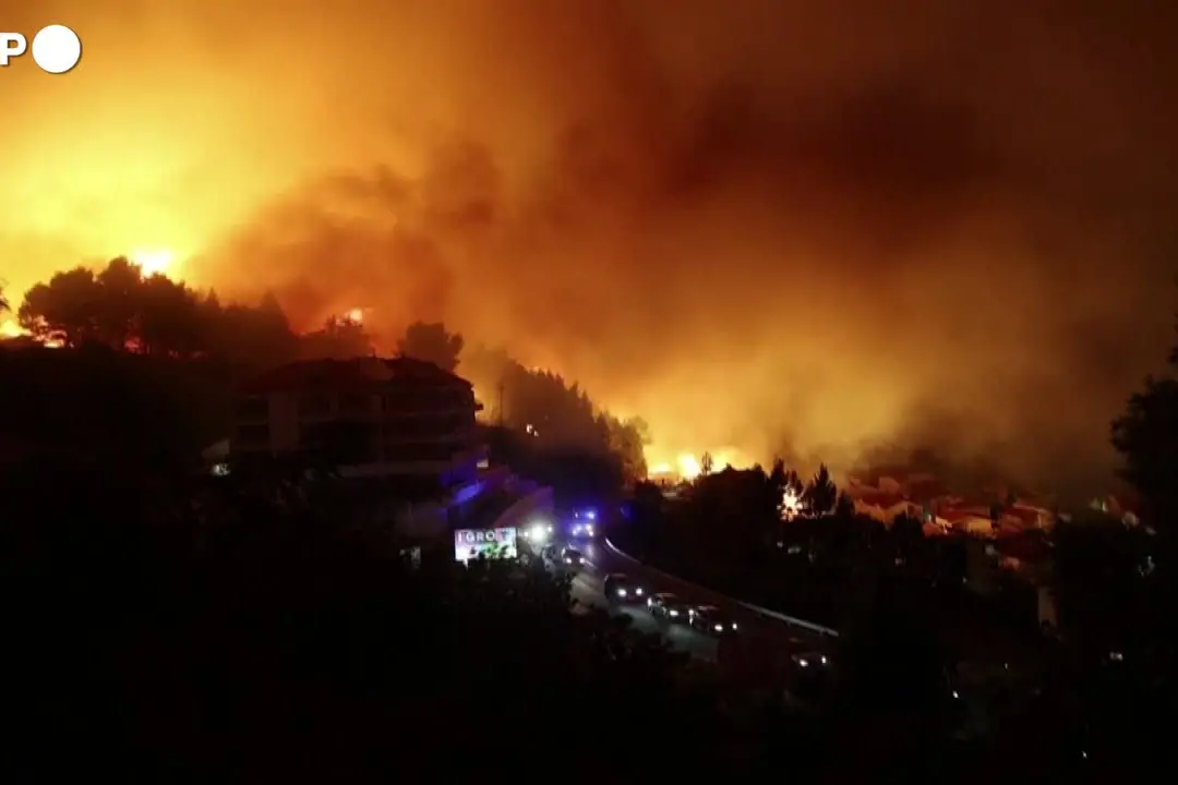 Violento incendio in Croazia, i vigili del fuoco in azione a Lokva Rogoznica