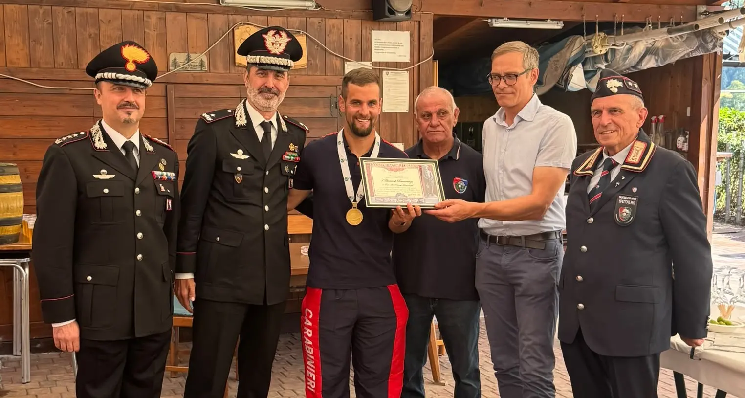 Braunhofer nella storia del biathlon: l’omaggio dei carabinieri a Vipiteno
