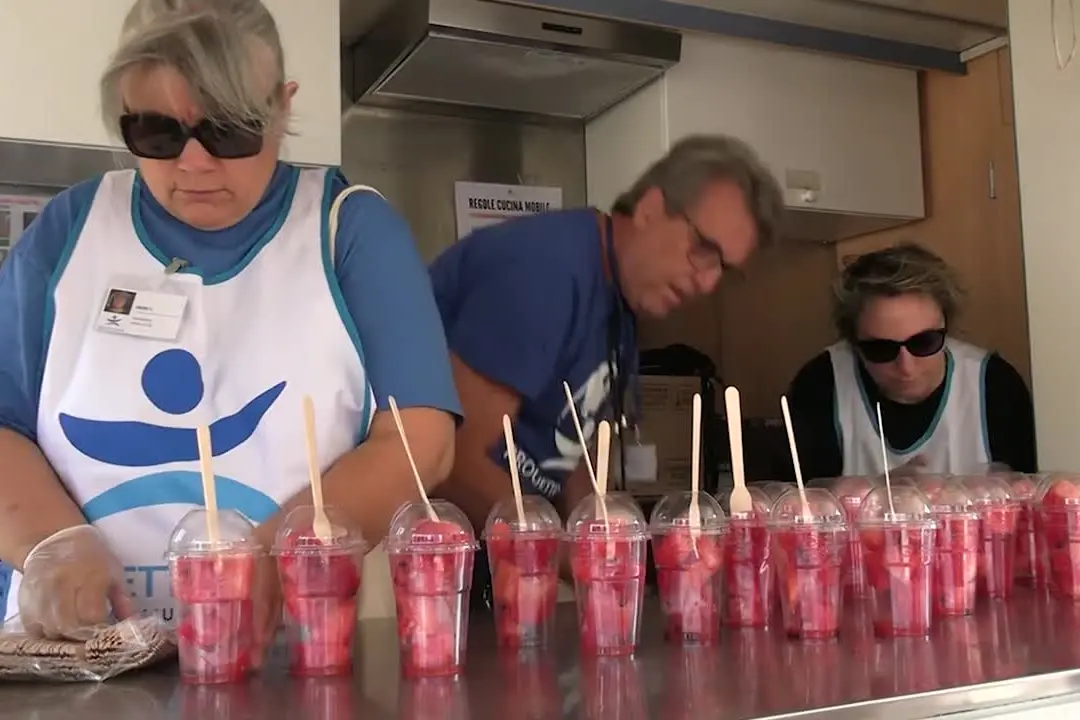 Milano, anguriata di Ferragosto per i senzatetto: \"Una festa per stare vicino a chi ha meno di noi\"