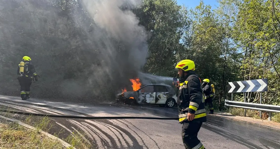 Plaus, auto prende fuoco vicino al bosco: gli occupanti fermano le fiamme con gli estintori